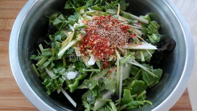 最上面撒芝麻和辣椒。