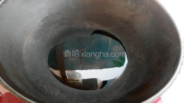 锅中放适量油烧热。