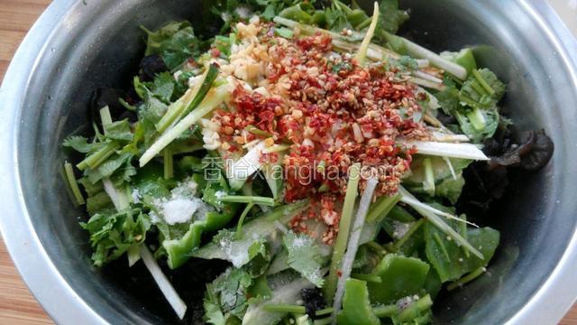 直接浇在芝麻和辣椒上面，带上一次性手套抓匀。