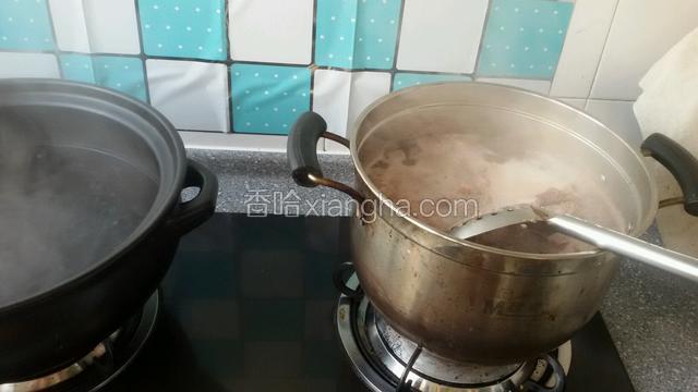 火上做冷水放入牛筋肉，边上在把砂锅水烧开，锅中水开用漏勺捞出牛筋肉，放入砂锅中