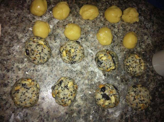 面粉，糖浆，油混合均匀揉成团后放盆子里盖上保鲜膜，进冰箱冷藏差不多一小时。接下来坚果加油50克混合均匀后加入熟糯米粉再加糖加葡萄干和黑加仑再加入水混合揉成团。