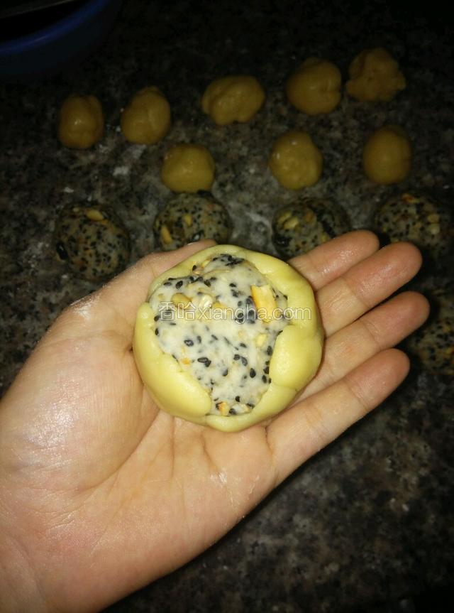 馅70克，皮30克。我做的是100克月饼。面皮事先压扁，然后包上馅