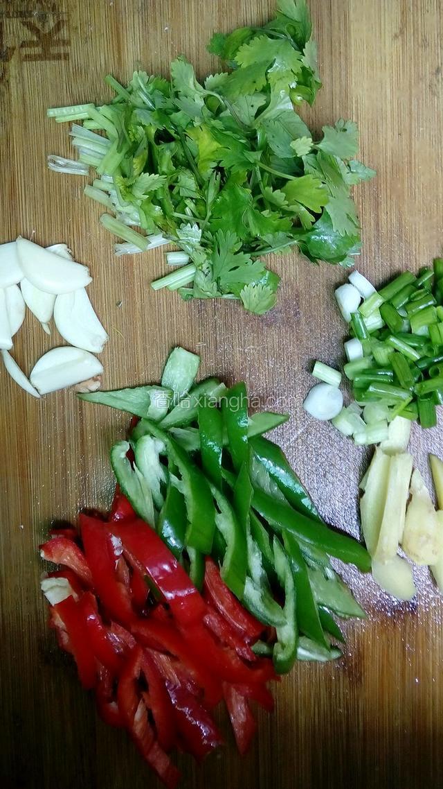 蒜 姜切片，葱 香菜切段，双椒切丝