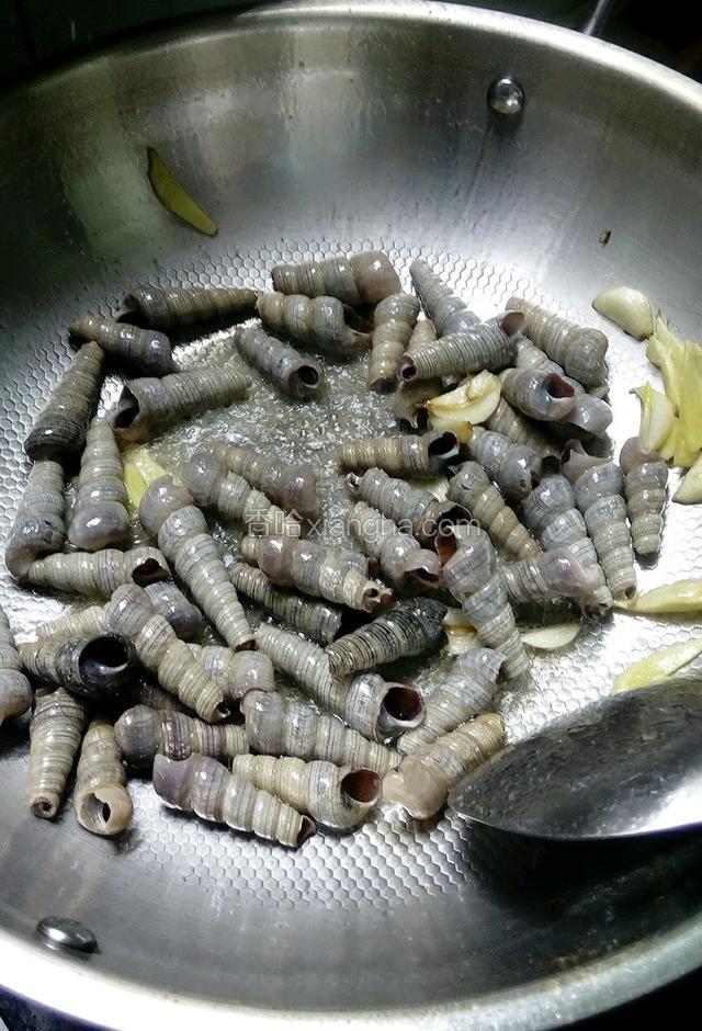 加入钉螺，放2汤匙料酒炒