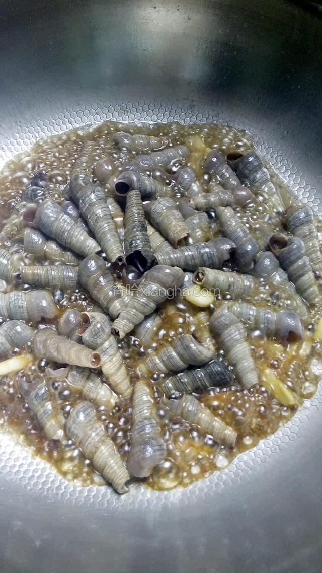 加大半碗清水，少许盐 1汤匙酱油 1汤匙鸡精