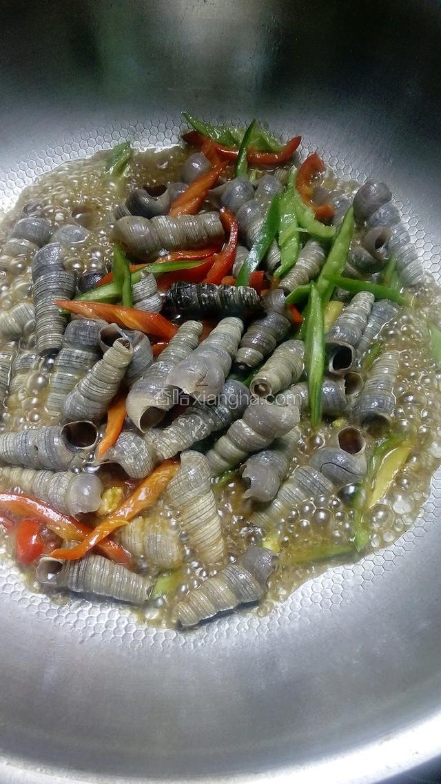 放入双椒炒一下