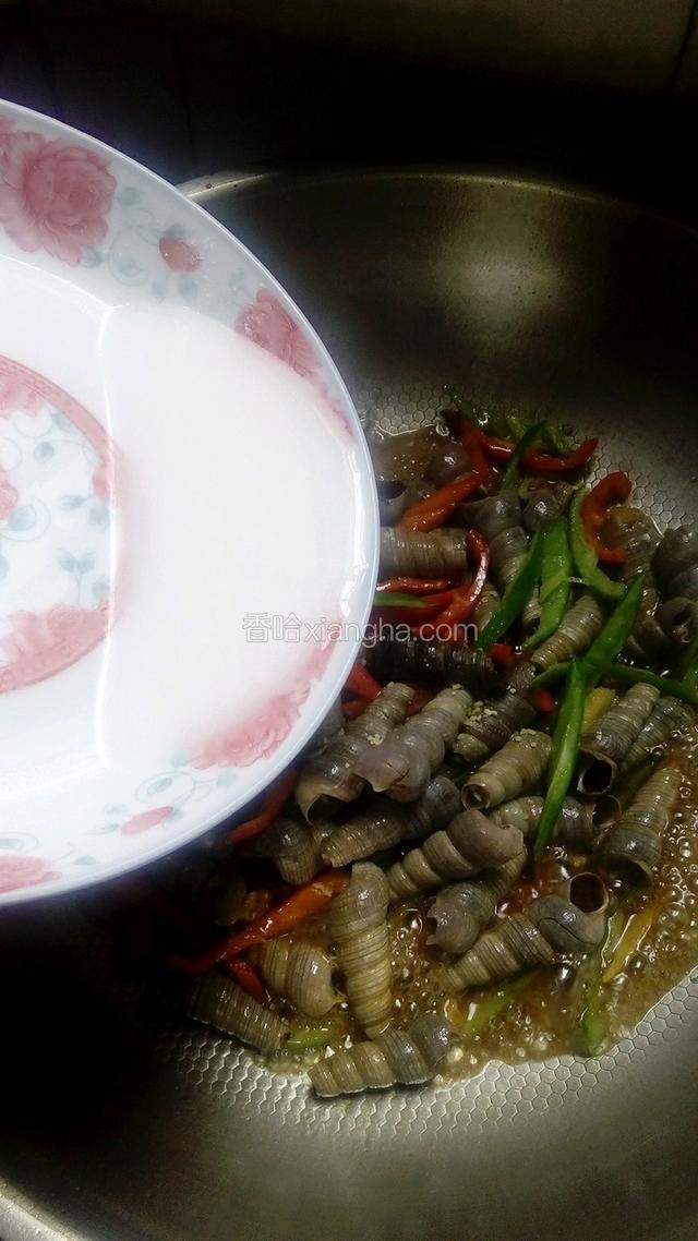 1汤匙生粉加水搅致融化，倒入锅内搅拌几下