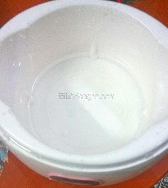 在酸奶机内加入少量的水，没过底部多点就可以了