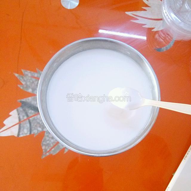 把酸奶倒入碗内，