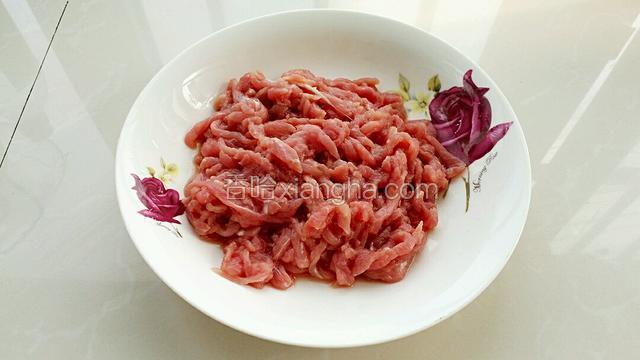 把瘦肉切丝加入少许盐、料酒和淀粉抓匀腌制十分钟。