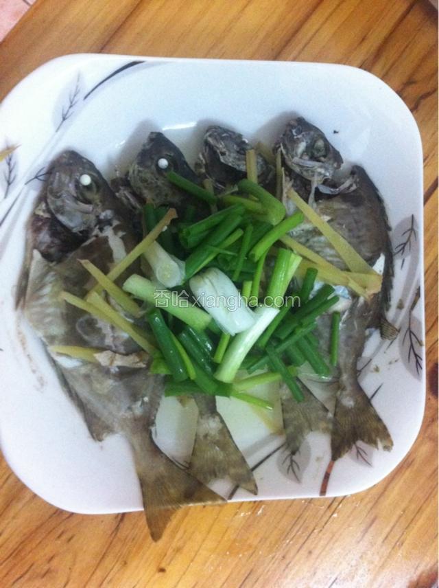 鱼蒸好了，马上取出（亲，小心烫手哦）撒上葱段。