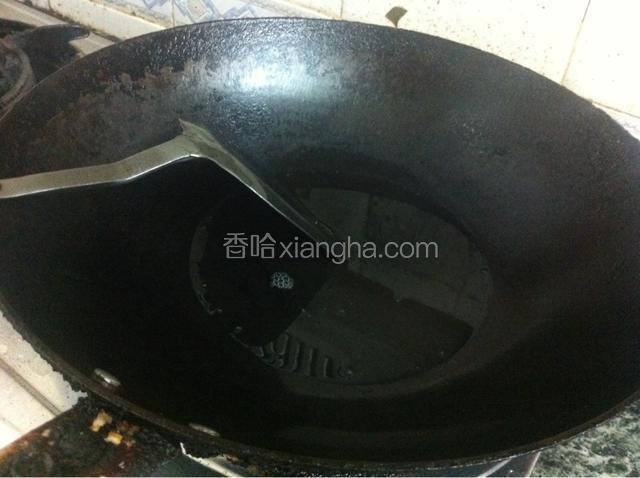 起油锅，把花生油烧滚，再小火煎5分钟。