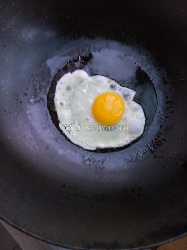 把鸡蛋煎好，待用