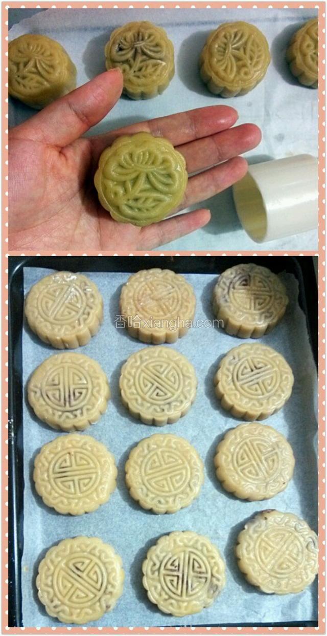 把包好的月饼用月饼模具压出花形，放入铺垫好油纸的烤盘中，喷上少许水后放入烤箱中烤，烤20分中左右前10分200度，后10分钟180度即可。各个牌子烤箱不同，温度具体以自己的烤箱为准，