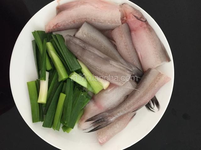 九肚鱼、蒜苗切段待用