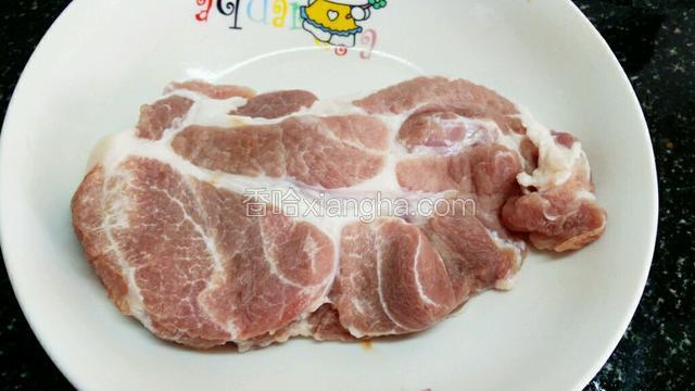 将猪肉洗好，用厨房纸吸干水分，用牙签在肉上均匀插，一会好入味