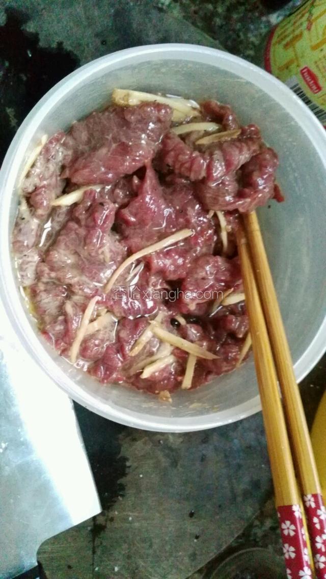 姜切丝  把牛肉加姜丝  料酒  盐  酱油  生粉调味    最后倒入一大勺油  放一边腌制