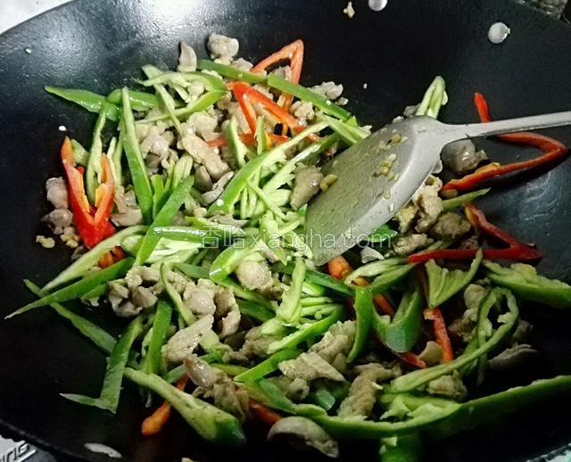 再倒入辣椒炒至熟，加入生抽，盐炒