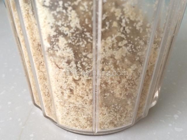 熟白芝麻和白砂糖放在料理机搅拌缸里，打成细粉末状备用；