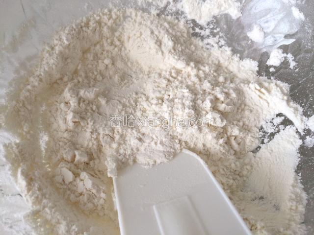 低筋面粉和小苏打混合均匀过筛；