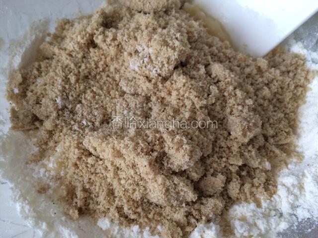 倒入白芝麻和糖的混合物；