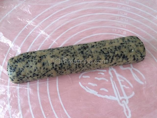 进一步整理成长条状，用保鲜袋包裹，放冰箱冷冻室一个半小时；
