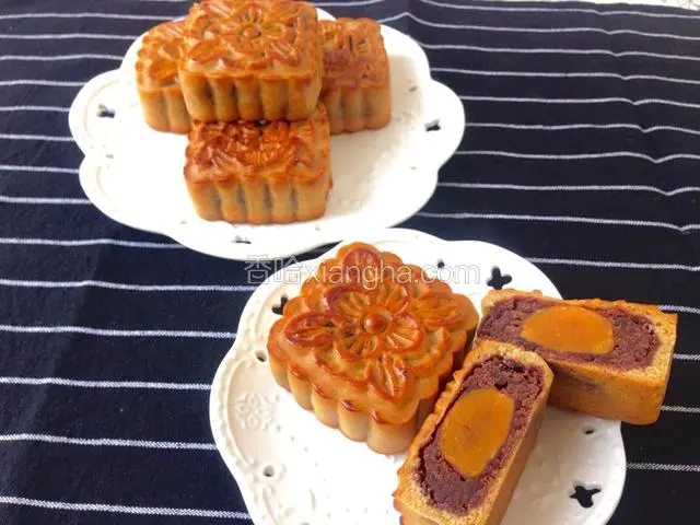 广式豆沙蛋黄月饼