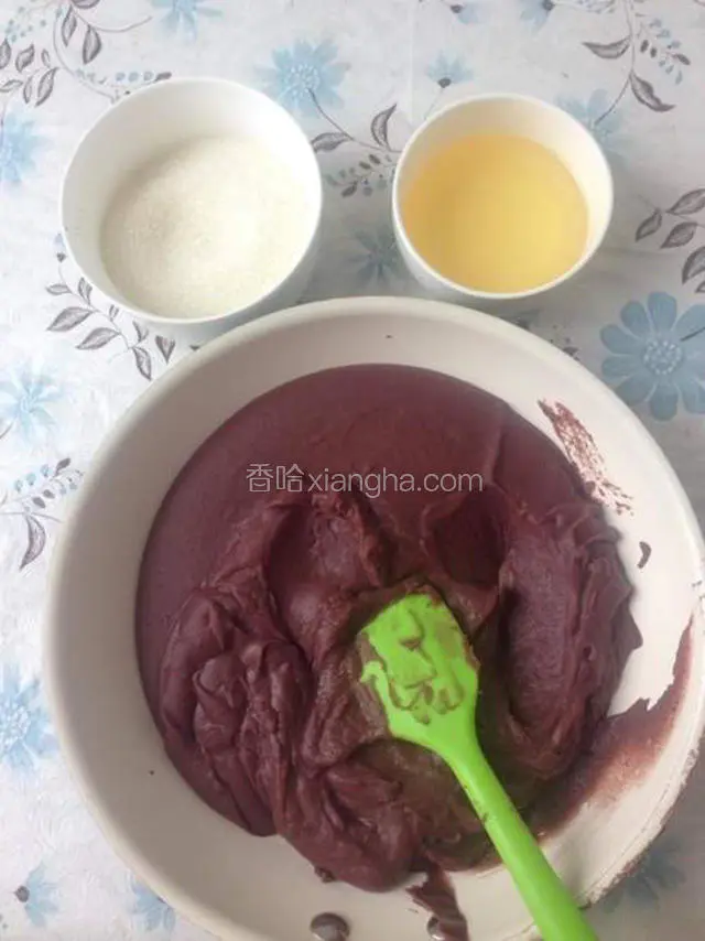 首先做馅料。红豆洗净清水浸泡一晚，放入高压锅，加入没过红豆一寸的水，压熟。然后放入料理机打成糊状。食用油和糖称量好备用。