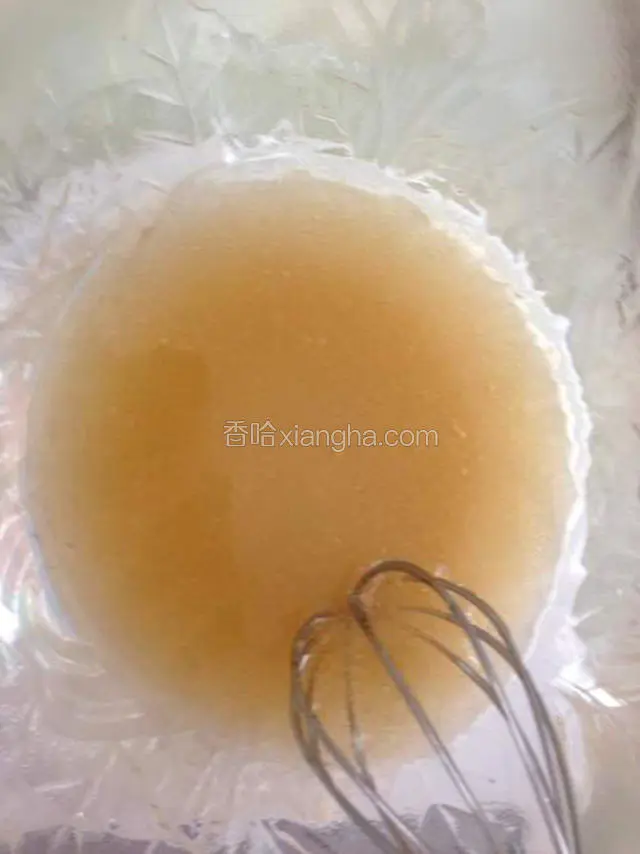 接着做面皮。将转化糖浆和枧水倒入干净的大碗，用手动打蛋器搅拌至完全融合，最后状态应该是浑浊的，这一步很重要。