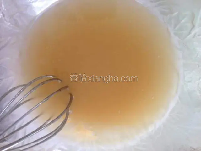 加入食用油，继续搅拌至完全融合，多搅拌一下