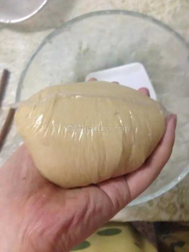 筛入粉类，拌至无干粉状态，用保鲜膜包好冷藏一个小时（冷藏一晚更好）这里说一下：粉类100%（高低粉比例1:9最好）糖浆80%，油30%，枧水2%这是通用比例。