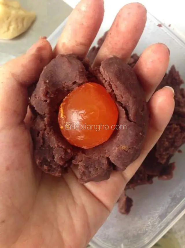 豆沙搓圆，将蛋黄包好