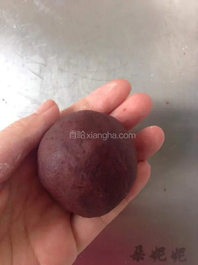 捏实搓圆备用。全部都包好再来包面皮。