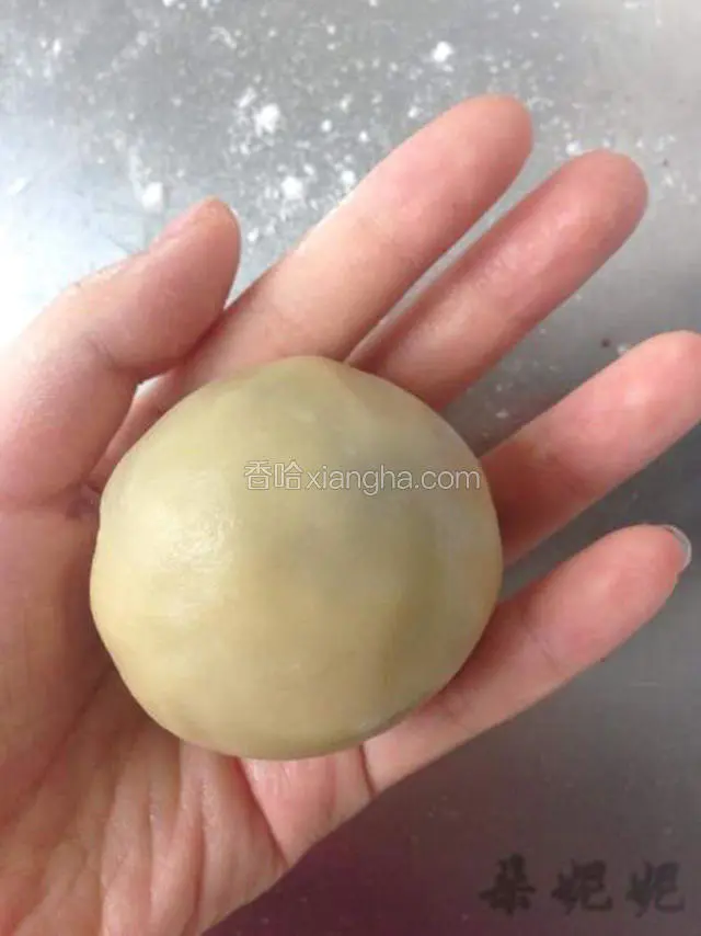 包好后用掌心搓圆。