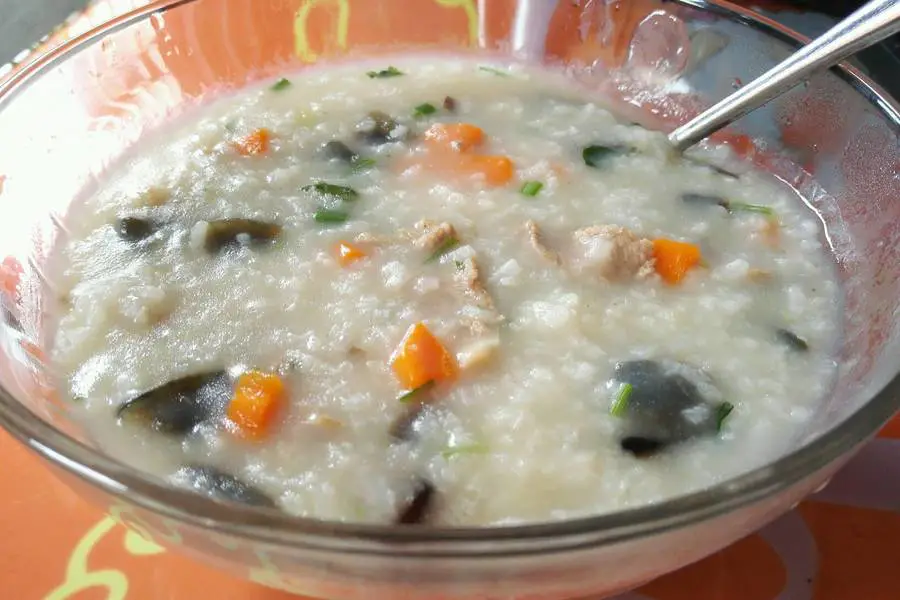 砂锅煲皮蛋瘦肉粥