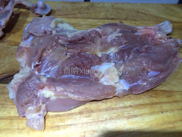 剔除骨头，肉肉用刀背反复敲击使其松弛，在鸡皮面用牙签插无数小洞，便于腌制入味；