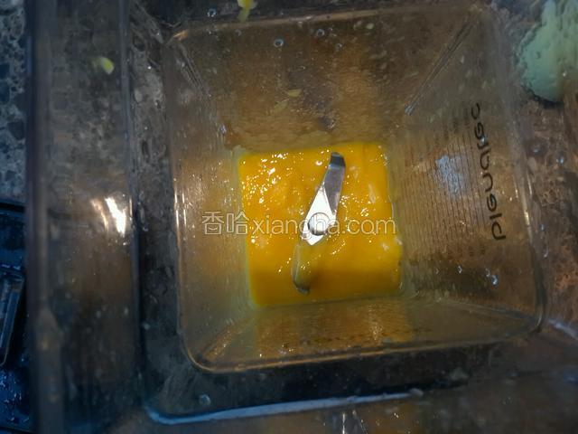 在加入糖浆搅拌