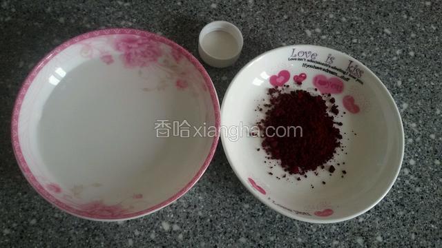 准备少许食用红曲粉，边上备少许水，在备个小瓶盖