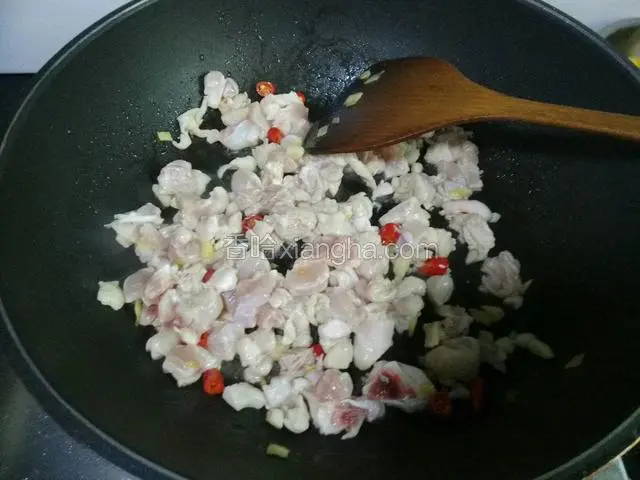 鸡肉下锅炒变色，放黄酒，胡椒粉，少许盐。