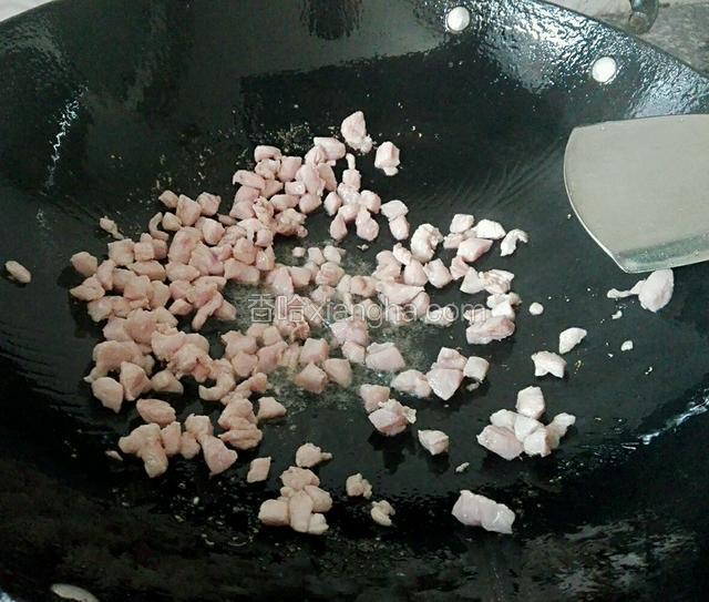 锅预热入4勺子油，油温热后倒入瘦肉炒变色