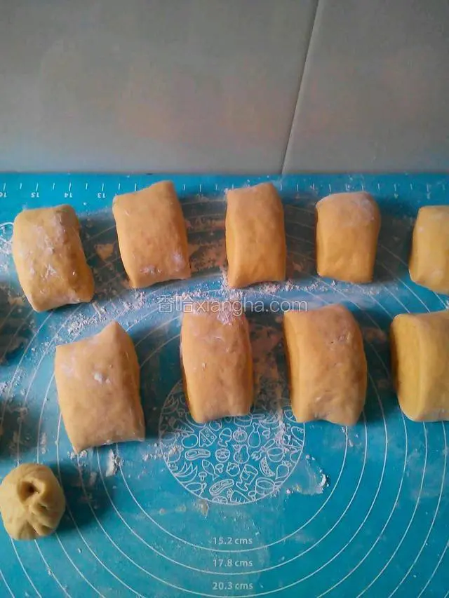 再切出馒头，盖保鲜膜发酵15分钟，发酵至两倍大