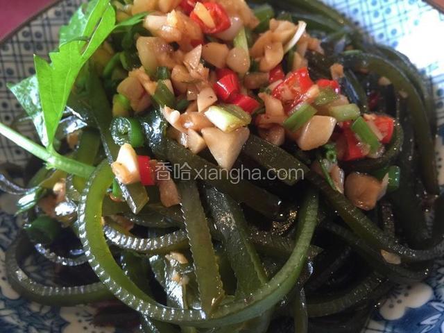 调好味后装盘放适量香油即可。