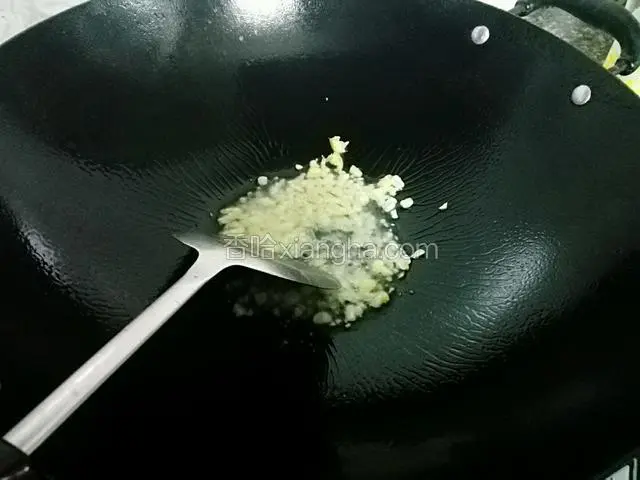 锅预热放入5勺子花生油，油温七成热，放入姜，蒜末爆香