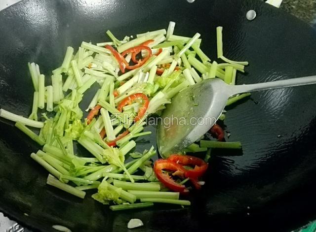 再放入芹菜，红椒，葱白炒软