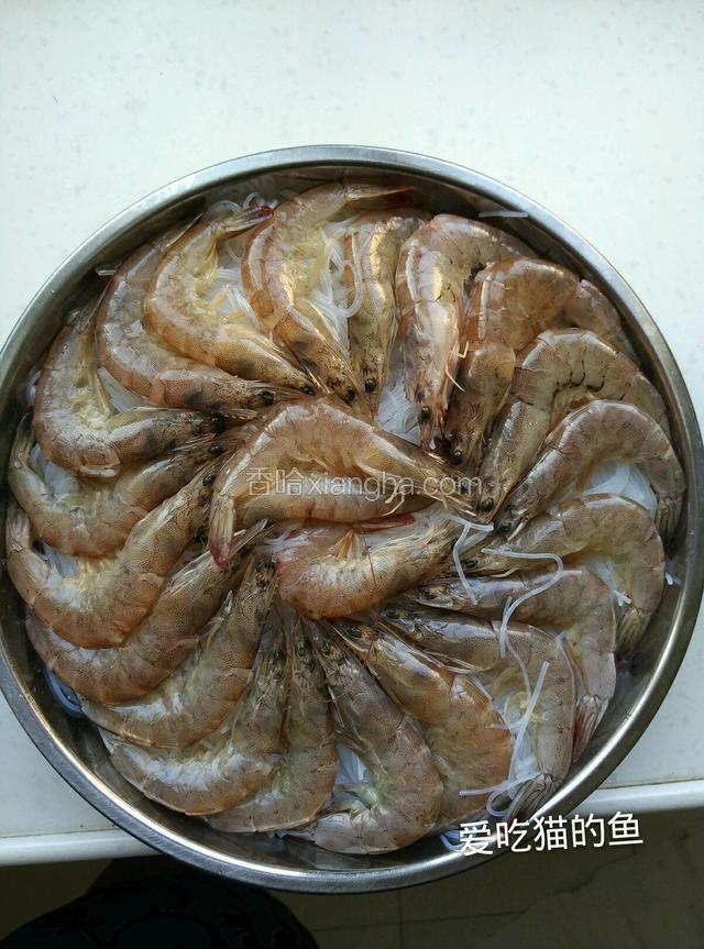 虾摆在粉丝上面，如图