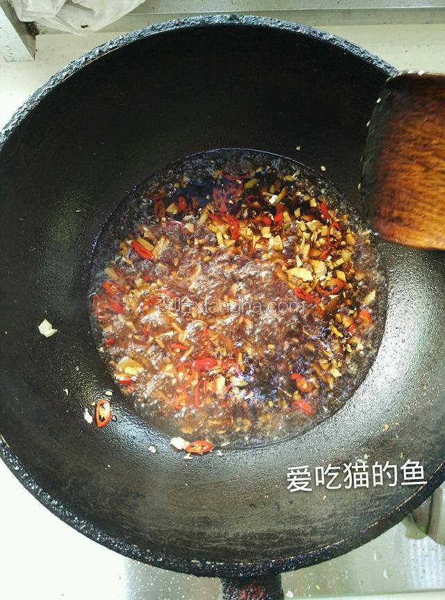 把调好的汤汁倒入锅内，和爆香的蒜姜搅拌均匀。