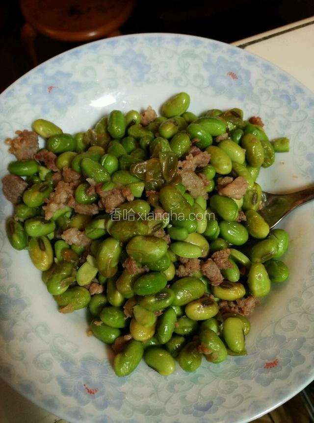 将毛豆和碎肉放盐和少许酱油炒熟备用