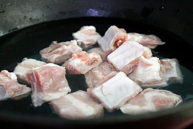 准备食材:把排骨冷水下锅。