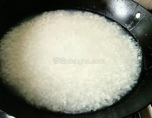 准备一锅白粥烧沸