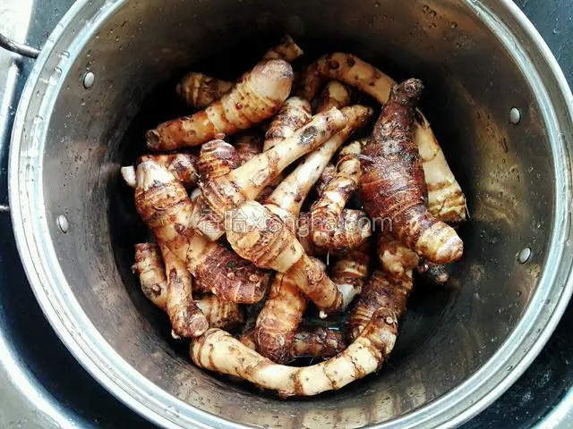 小香芋洗干净放入干净的锅里